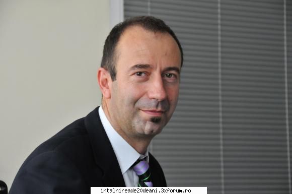 si eu zic la fel. noul forum este trist, gol samd. aici avem deja un istoric si este mult mai
